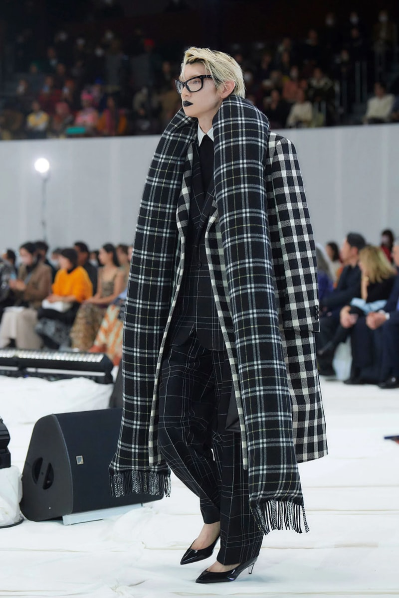 マルニ 2023年秋冬コレクション  Marni Fall winter23 Makes Striking Statements With Just Four Colors In Tokyo, creative director Francesco Risso presented the range at Yoyogi National Gymnasium.