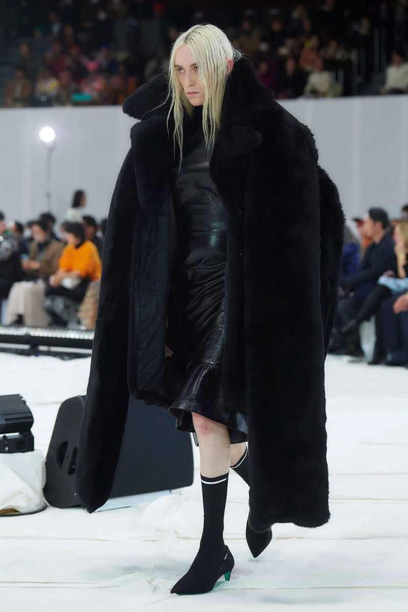 マルニ 2023年秋冬コレクション  Marni Fall winter23 Makes Striking Statements With Just Four Colors In Tokyo, creative director Francesco Risso presented the range at Yoyogi National Gymnasium.