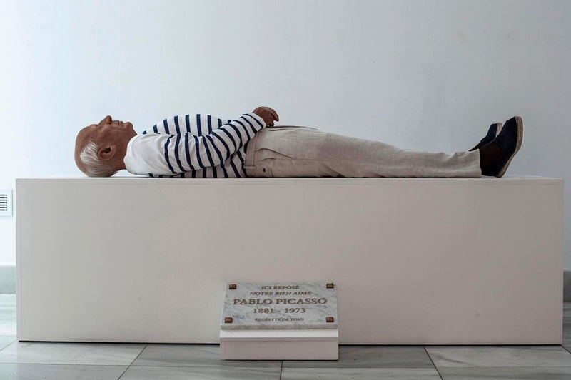 スペインのアートフェア ARCO マドリード 2023 にてピカソの遺体を彫刻化した作品が話題に Eugenio Merino Pablo Picasso Corpse Sculpture ARCO