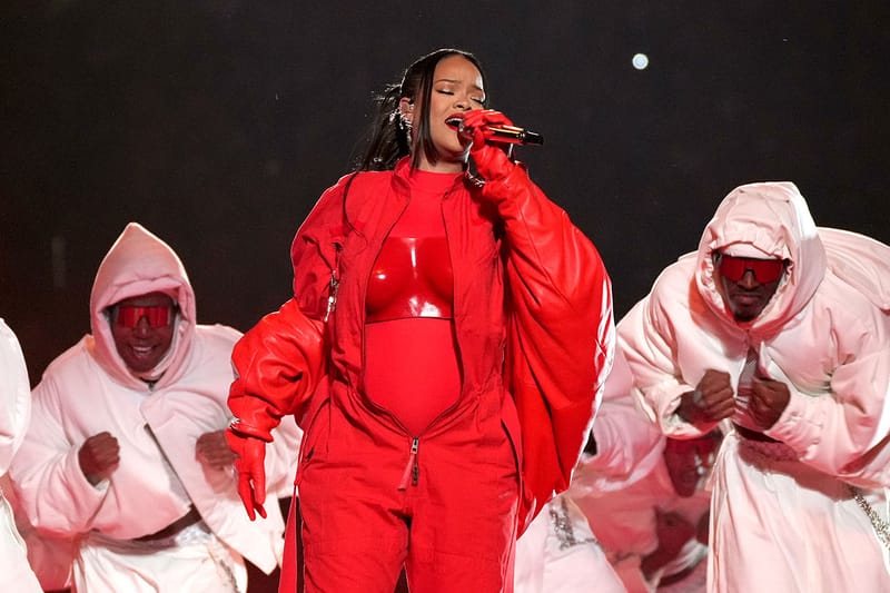 Rihanna が NFL スーパーボウル ハーフタイムショーにて MM6 Maison Margiela x Salomon を着用