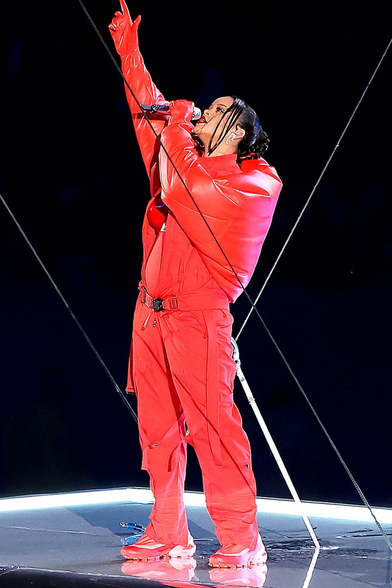 リアーナがNFLスーパーボウル ハーフタイムショーにてMM6 x サロモンを着用 Rihanna が NFL スーパーボウル ハーフタイムショーにて MM6 Maison Margiela x Salomon を着用