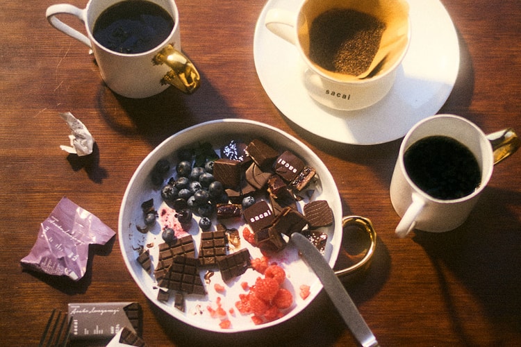 sacai がバレンタインシーズンに向けたコラボアイテムを “Hello sacai” 限定で発売