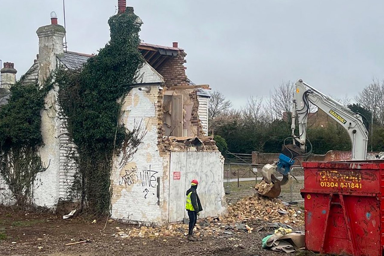 空き家の外壁に描かれたバンクシーの新作が取り壊されてしまう事態に Banksy Morning is Broken Destroyed Herne Bay Kent