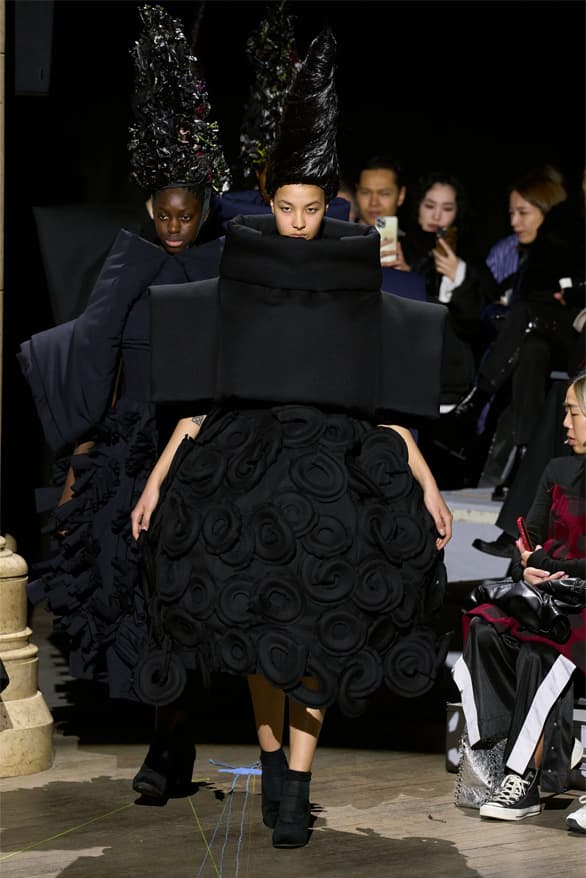 コム デ ギャルソン 2023年秋冬コレクション Comme des Garçons Fall Winter 2023 Paris Fashion Week rei kawakubo pfw fw23 designer womenswear menswear art abstract runway show