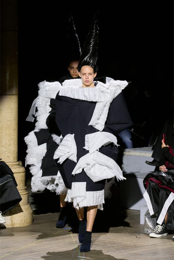 コム デ ギャルソン 2023年秋冬コレクション Comme des Garçons Fall Winter 2023 Paris Fashion Week rei kawakubo pfw fw23 designer womenswear menswear art abstract runway show