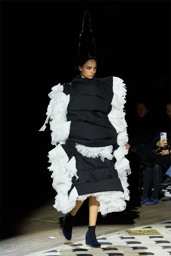 コム デ ギャルソン 2023年秋冬コレクション Comme des Garçons Fall Winter 2023 Paris Fashion Week rei kawakubo pfw fw23 designer womenswear menswear art abstract runway show