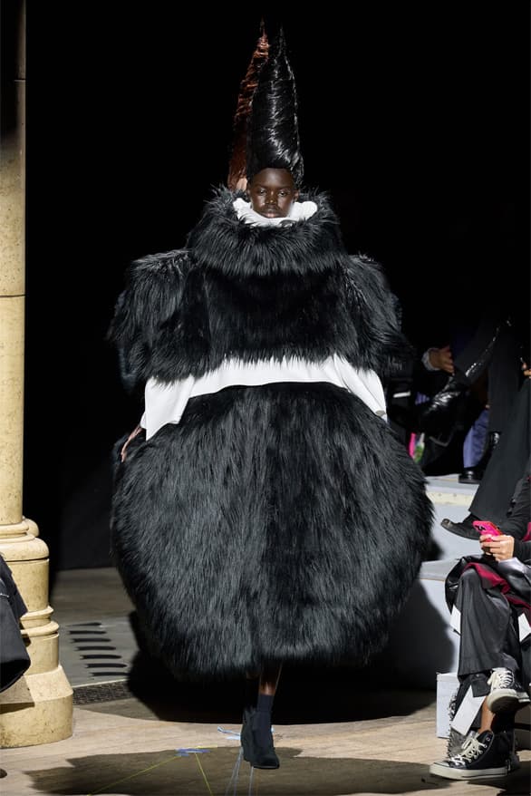 コム デ ギャルソン 2023年秋冬コレクション Comme des Garçons Fall Winter 2023 Paris Fashion Week rei kawakubo pfw fw23 designer womenswear menswear art abstract runway show