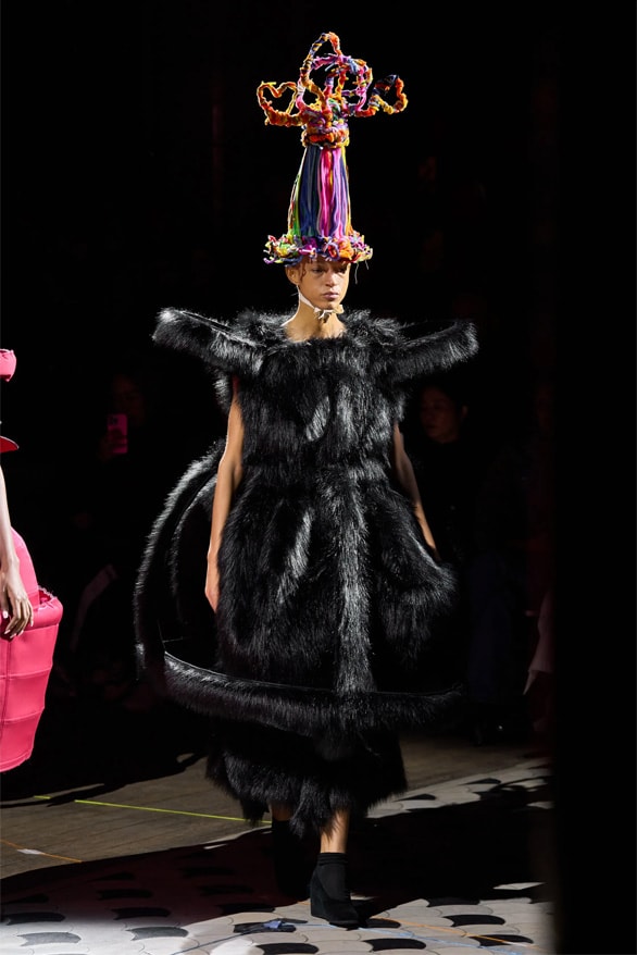 コム デ ギャルソン 2023年秋冬コレクション Comme des Garçons Fall Winter 2023 Paris Fashion Week rei kawakubo pfw fw23 designer womenswear menswear art abstract runway show