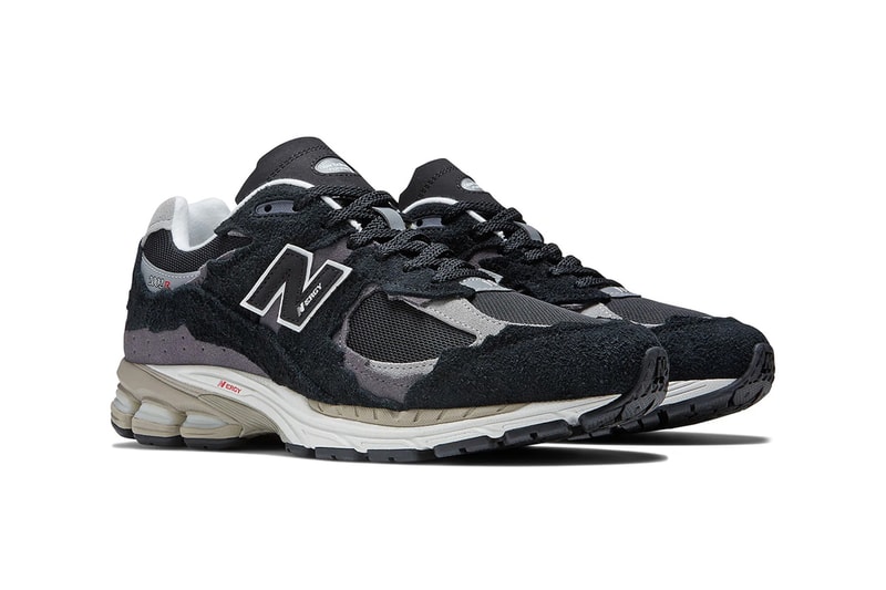 ニューバランス2002R “プロテクションパック”から新色モデル2型が登場 New Balance 2002R "Protection Pack" Returns With New Navy and Black Colorways M2002RDJ M2002RDK grayscale ripped vintage sneakers