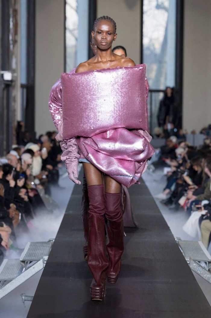 リック・オウエンス 2023年秋冬ウィメンズコレクション Rick Owens Fall Winter 2023 FW23 "LUXOR" Collection Womenswear Paris Fashion Week PFW Runway Show 
