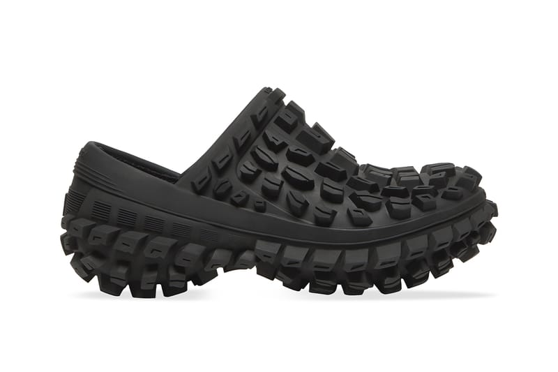 Balenciaga の人気モデル Defender ラインから新作のクロッグモデルが登場