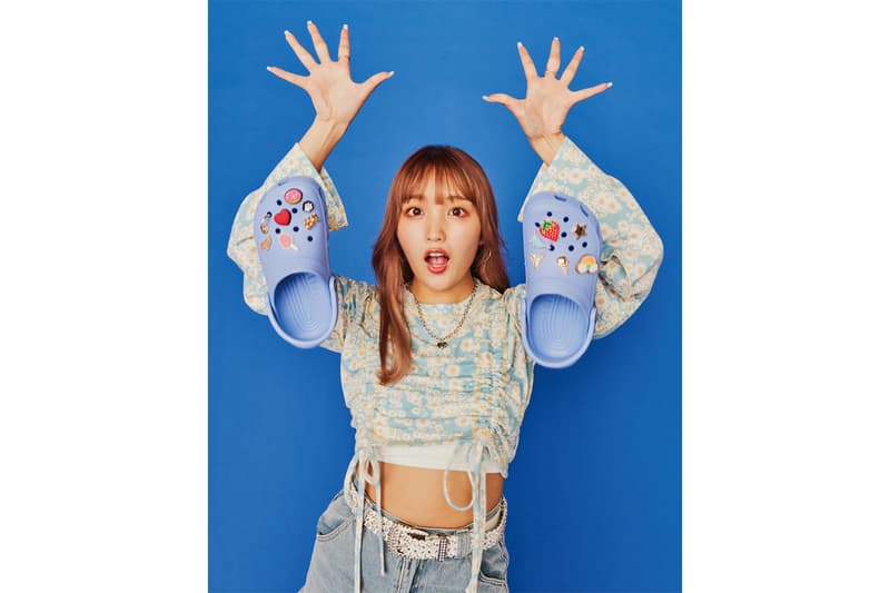 クロックスが4人のアンバサダーを起用した2023年春キャンペーンを開始 Crocs™ Classic Crog & Jibbitz™ Charm spring 2023 campaign info neo, cocoa, HITOMI, Miyu Nozaki