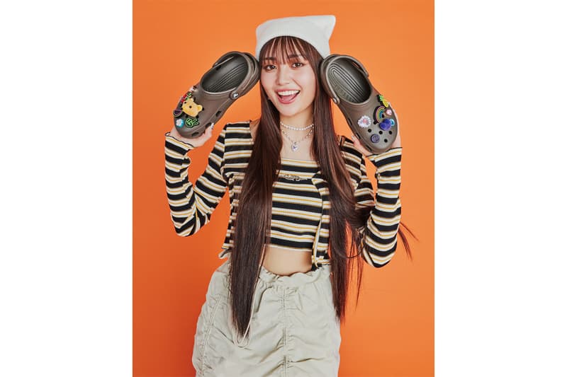 クロックスが4人のアンバサダーを起用した2023年春キャンペーンを開始 Crocs™ Classic Crog & Jibbitz™ Charm spring 2023 campaign info neo, cocoa, HITOMI, Miyu Nozaki