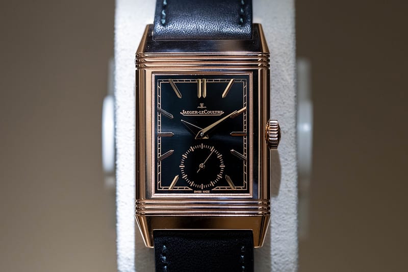 久々に登場したブラックダイヤルの “レベルソ”