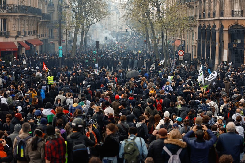 LVMH のパリ本社がデモ隊に襲撃される