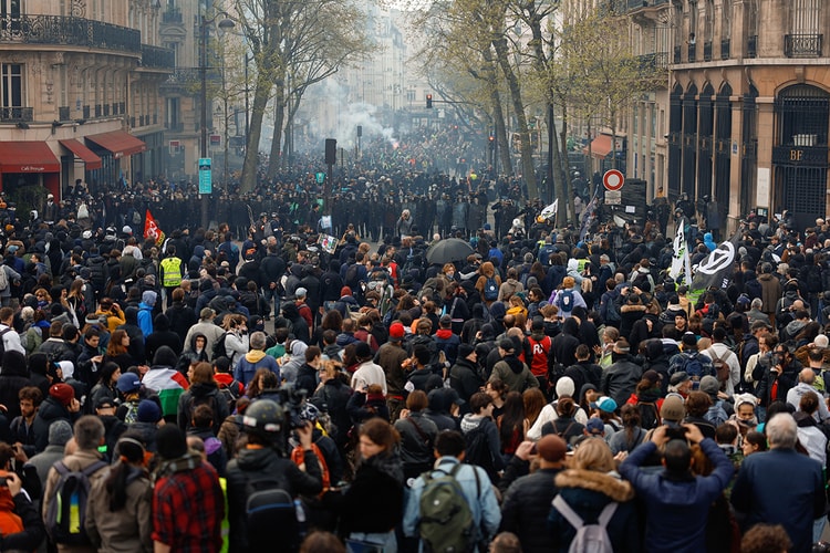 LVMH のパリ本社がデモ隊に襲撃される