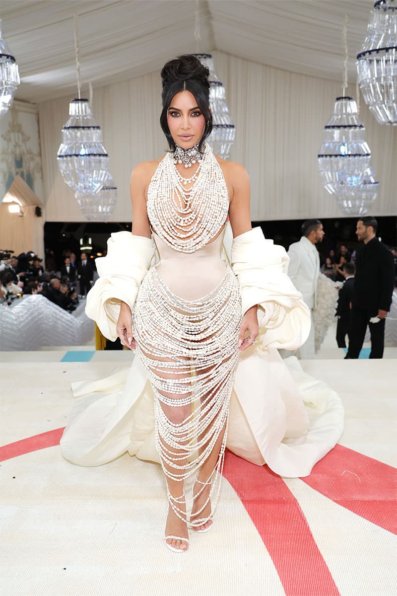 カール・ラガーフェルドに捧げた MET GALA 2023 来場ゲストのアウトフィットをチェック