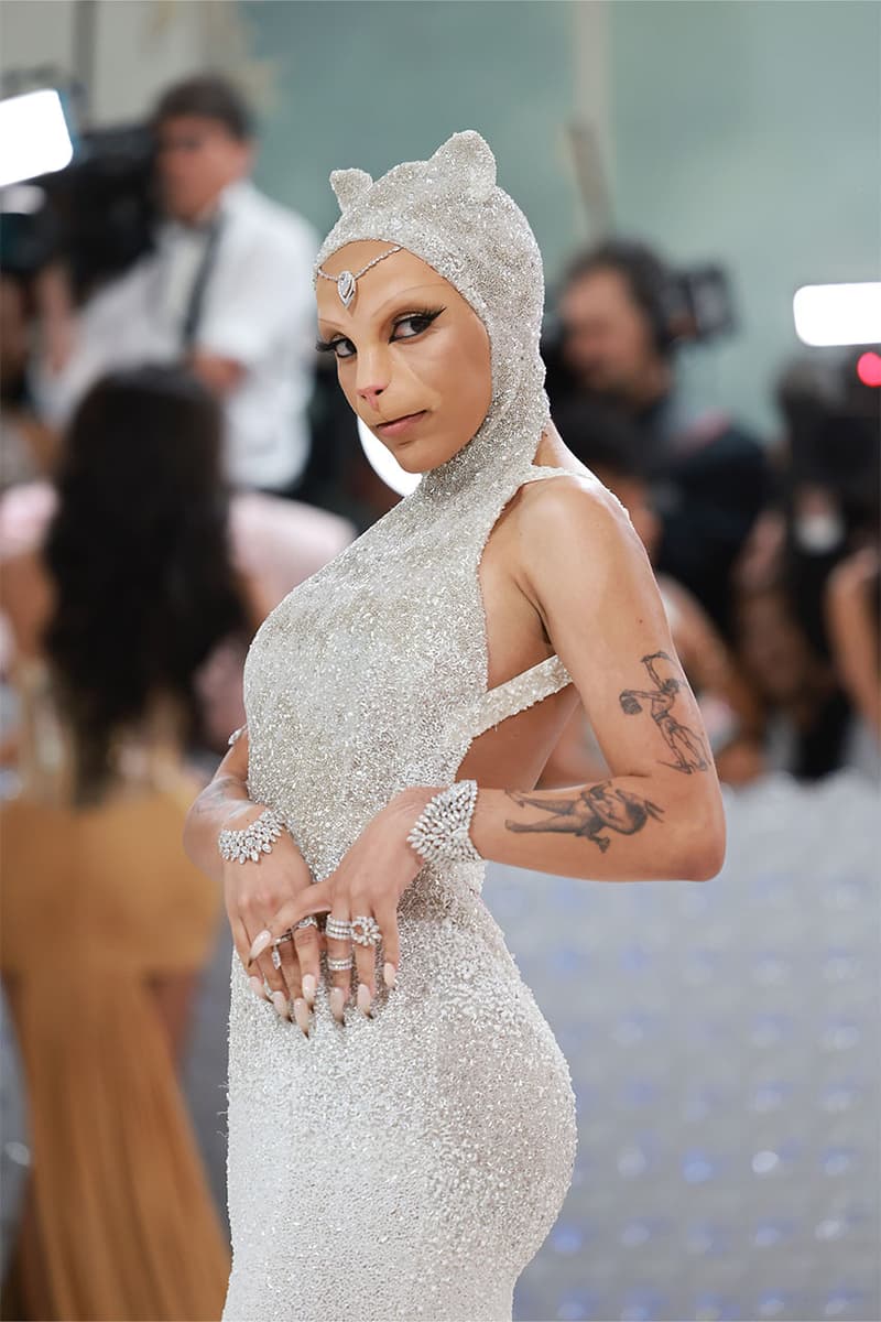 カール・ラガーフェルドに捧げた MET GALA 2023 来場ゲストのアウトフィットをチェック