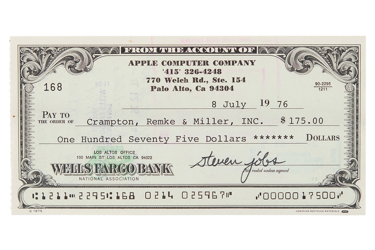 アップル創業年に発行されたスティーブ・ジョブズのサイン入り小切手が高額落札される steve jobs signed check 1976 apple computer auction
