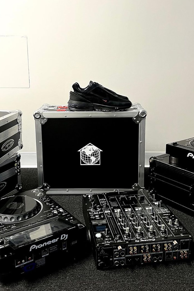 エア マックス パルス ザック・ビアが DJ 機材 にインスパイアされた特別仕様の Nike Air Max Pulse をお披露目 
