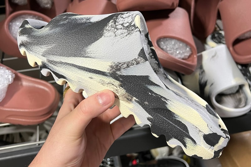 アディダスからイージースライドの新色  “MX ムーン” が登場か adidas YEEZY SLIDE MX Moon Release Info date store list buying guide photos price