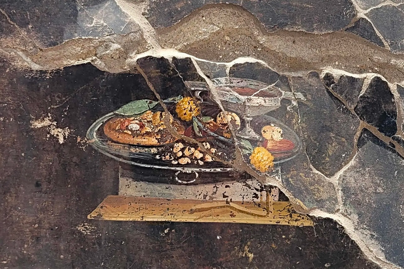 南イタリアのポンペイ遺跡でピザのような食べ物の壁画が発見される Archaeologists Discover Pizza Roman Fresco Pompeii