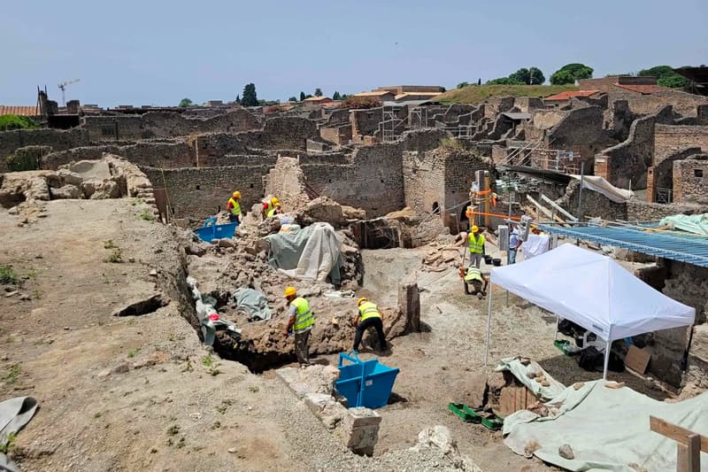 南イタリアのポンペイ遺跡でピザのような食べ物の壁画が発見される Archaeologists Discover Pizza Roman Fresco Pompeii