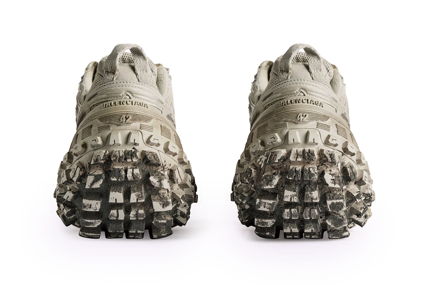 バレンシアガから泥汚れのような加工を施した新作ディフェンダーが発売 Balenciaga Defender Worn-Out 685613W2RAF9700 Release Information details date Denma designer menswear sneakers footwear hype