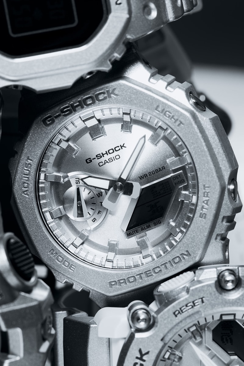 G-SHOCK から人気アーカイブモデルをメタリックにアップデートさせた最新コレクションがリリース G-SHOCK Forgotten Future Series Watches Metallic Silver Gray-Scale GA-2100FF-8A GA-2200FF-8A DW-5600FF-8 GA-700FF-8A