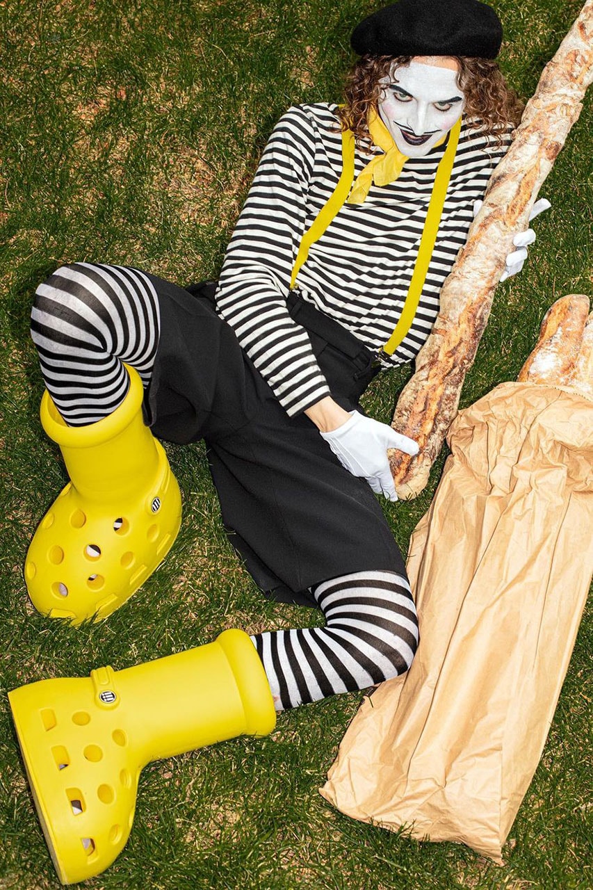 トミー・キャッシュがパリ・ファッションウィークにてミスチーフとクロックスのコラボフットウェアを披露 Tommy cash mschf crocs big yellow boots paris fashion week 