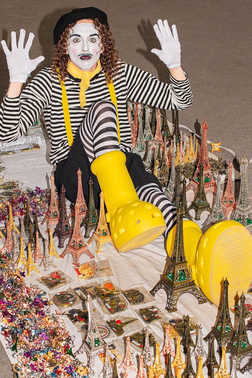 トミー・キャッシュがパリ・ファッションウィークにてミスチーフとクロックスのコラボフットウェアを披露 Tommy cash mschf crocs big yellow boots paris fashion week 