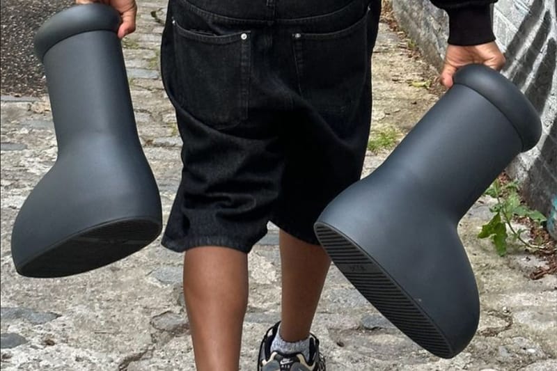 話題の MSCHF ビッグブーツに新色 ブラックが登場か