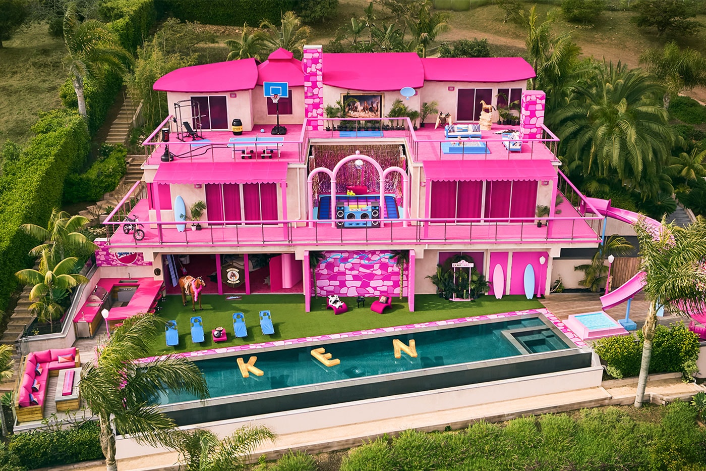 バービーのドリームハウスがエアビーアンドビーで宿泊可能に You Can Now Rent Out Barbie's Malibu Dreamhouse 