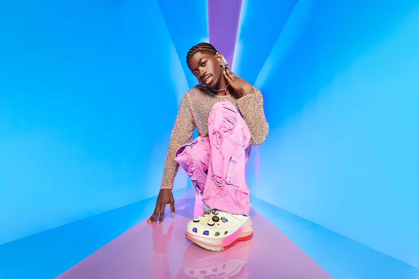 リル・ナズ・X がクロックスのグローバルアンバサダーに就任 Lil Nas X Named Global Ambassador for Crocs Campaign heights campaign black hyper pink clogs dark cherry rapper
