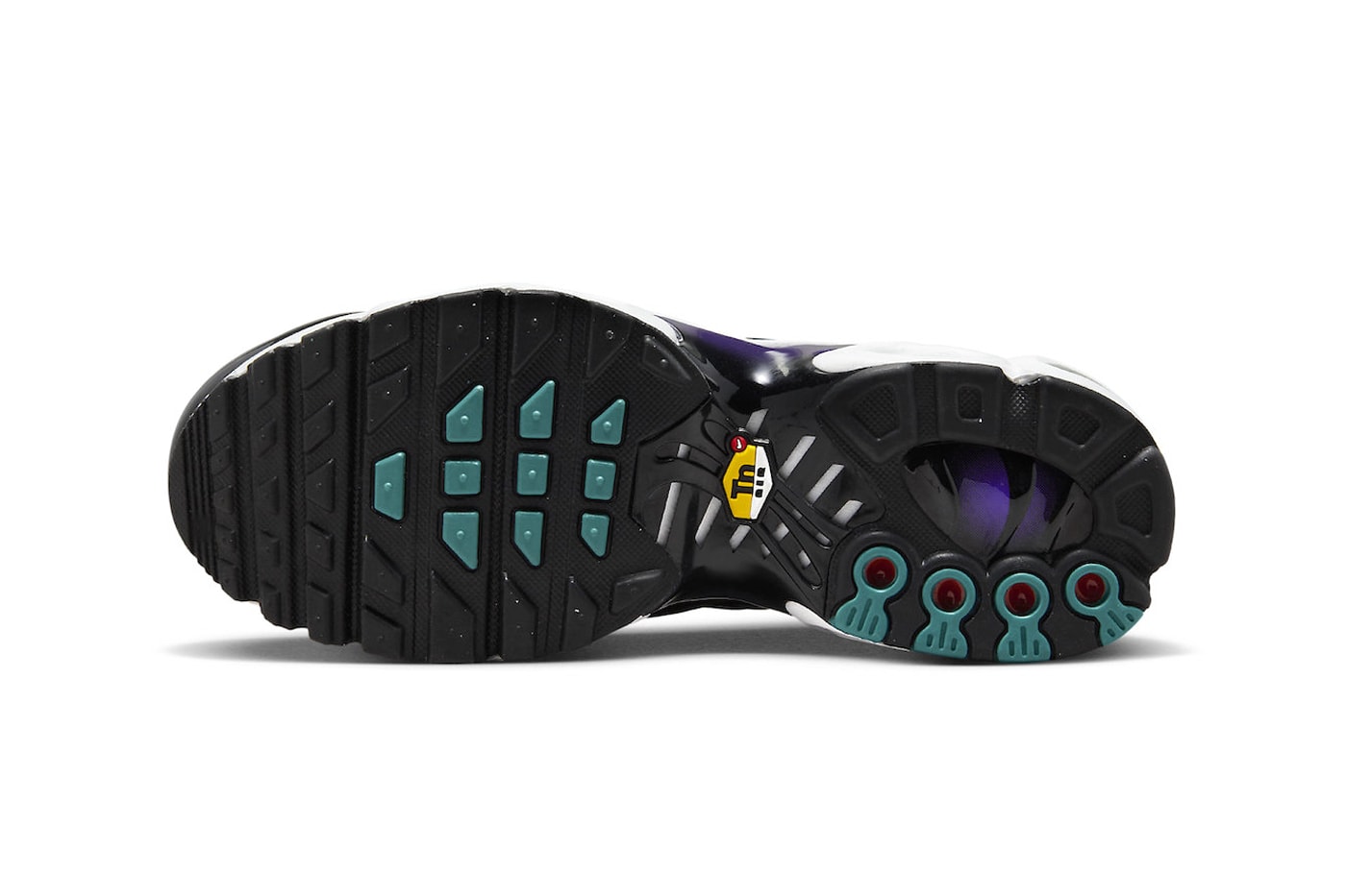 ナイキエアマックスプラスからホワイト/パープルのグラデーションを纏った新色モデルが登場 Nike Air Max Plus Gets Dressed in "Reverse Grape" FQ2415-500 purple technical sneaker athletic comfortable swoosh