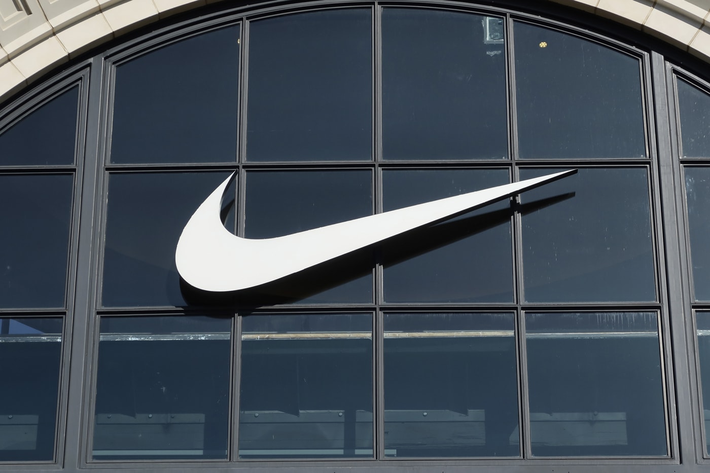Nike が23年度第4四半期で前年同期を上回る約1兆8,500億円の売上高を記録 Nike Q4 Reports Sales That Surpassed Expectations earnings swoosh billion 12.8 billion usd