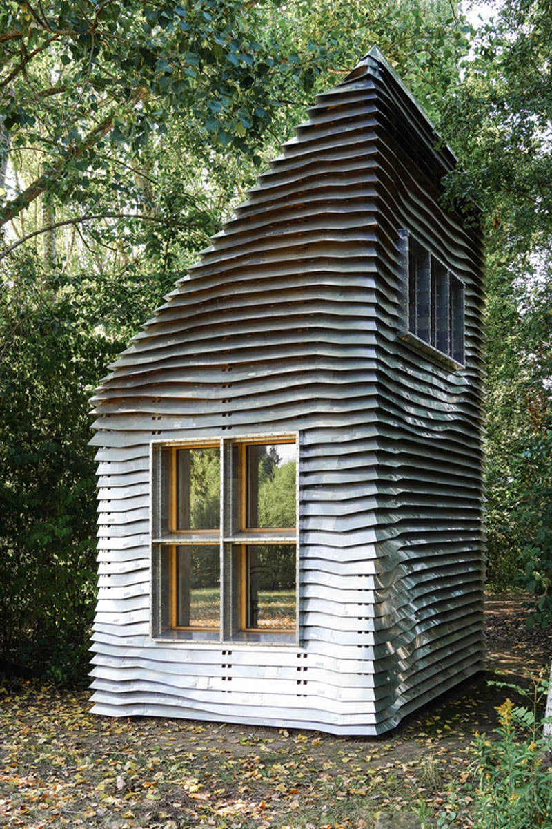 ドイツ北部に完全デジタルで開発された小さな建物が出現 This Tiny House is Built Without Screws or Nails