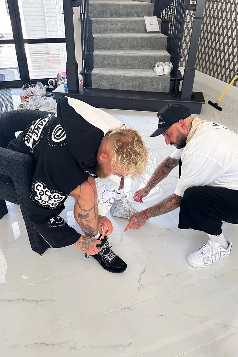 ジェイク・ポールが“反転スウッシュ”仕様の エアジョーダン 1をお披露目 Jake Paul wore these custom Travis Scott AJ1 boxing shoes made by  The Shoe Surgeon  for Nate Diaz fight