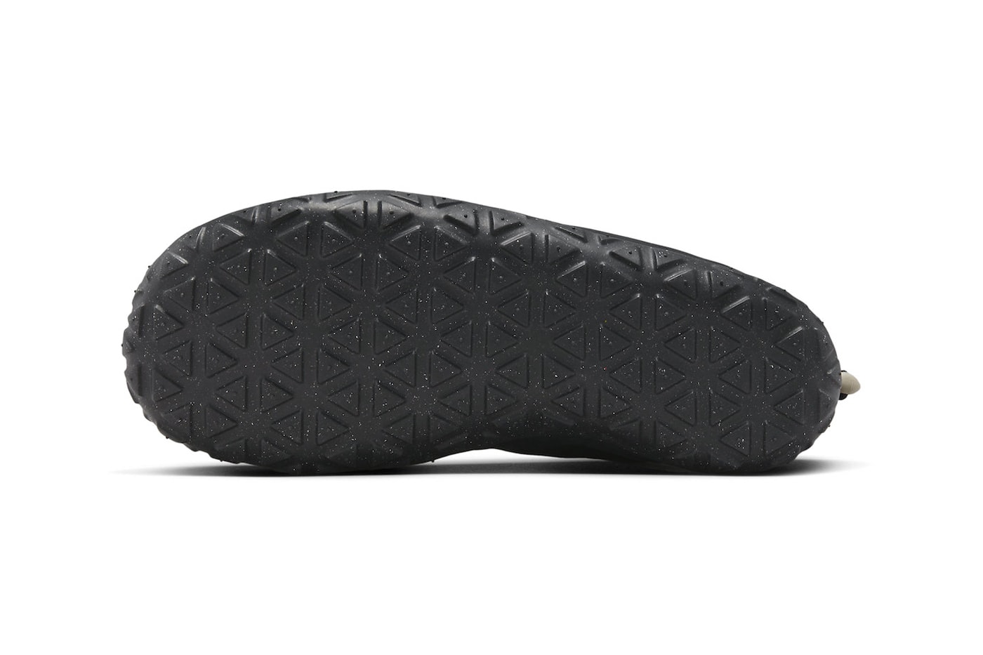 ナイキACGからオールブラック仕様の新作エアモックが登場 Nike ACG Air Moc Receives a "Black Leather" Treatment FV4569-001 Black/Black-Black-Black-Summit White