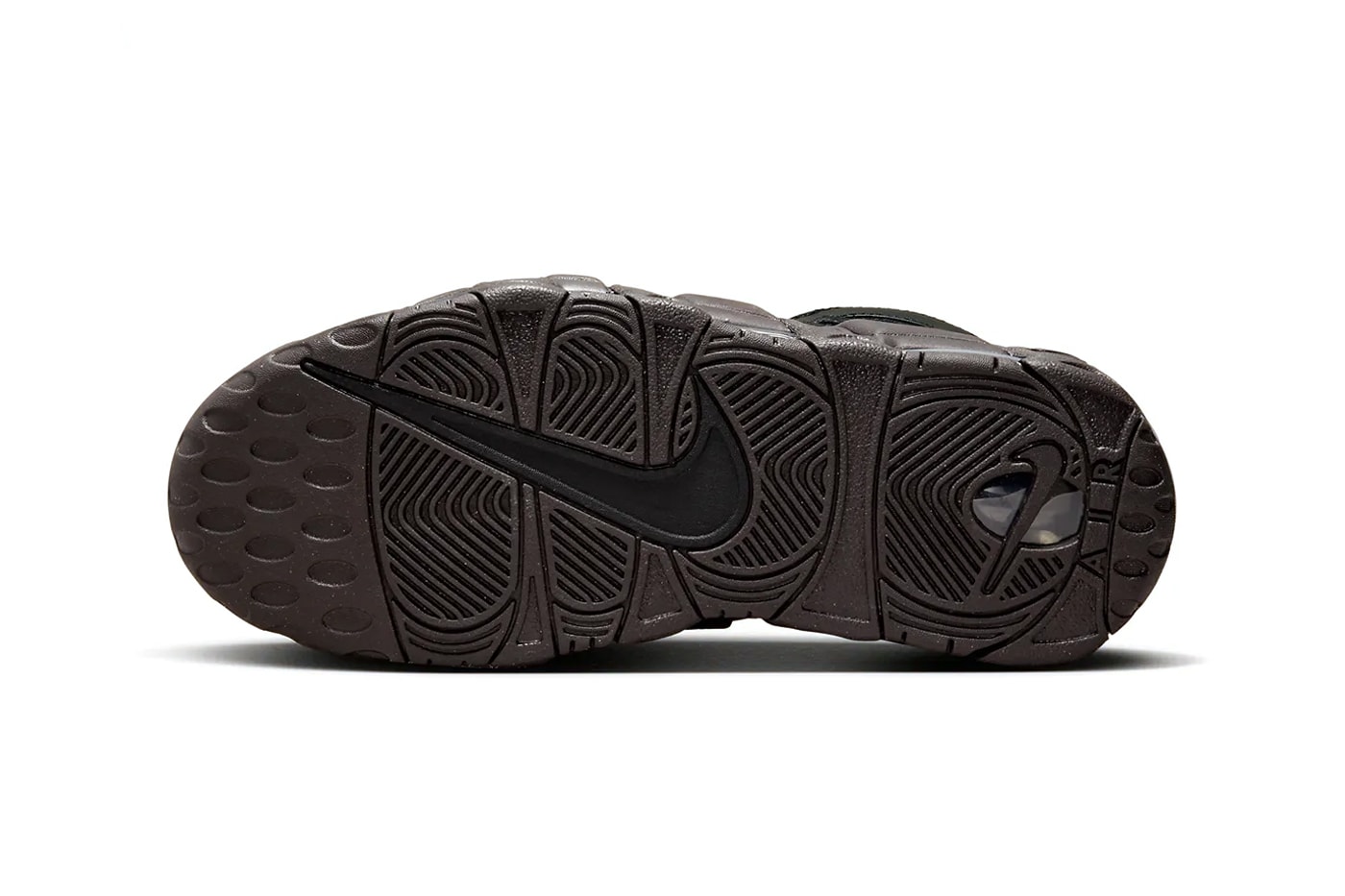 ナイキから重厚感のあるレザーを纏ったエアモアアップテンポの新色が登場 Nike Air More Uptempo Arrives in a Muddy Sole black brown leather DV1137-001 swoosh retro basketball shoe 
