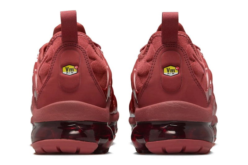 ナイキ エア ベイパーマックス プラスから大胆なオールレッドの新作が登場 Nike Air Vapormax Plus Surfaces in an All-Red Iteration FQ8878-661 Release Info swoosh technical sneaker