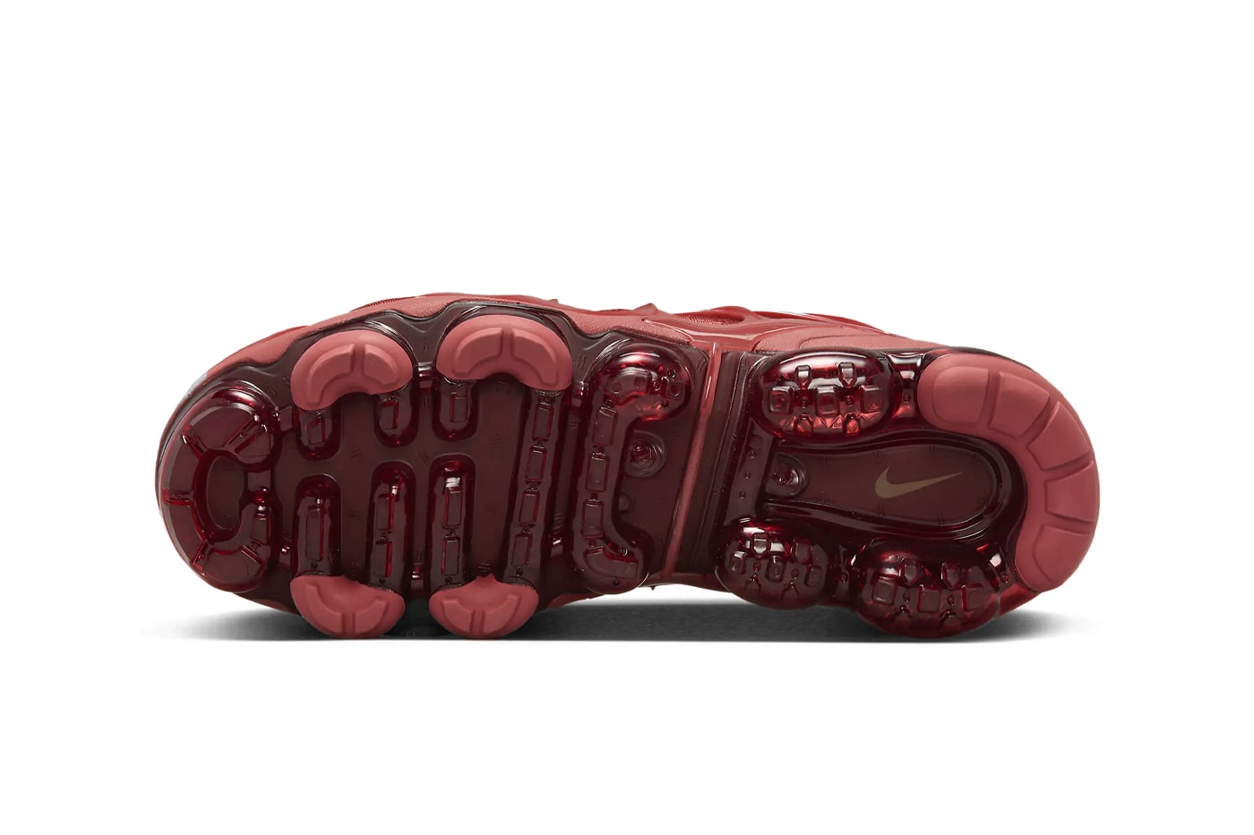 ナイキ エア ベイパーマックス プラスから大胆なオールレッドの新作が登場 Nike Air Vapormax Plus Surfaces in an All-Red Iteration FQ8878-661 Release Info swoosh technical sneaker