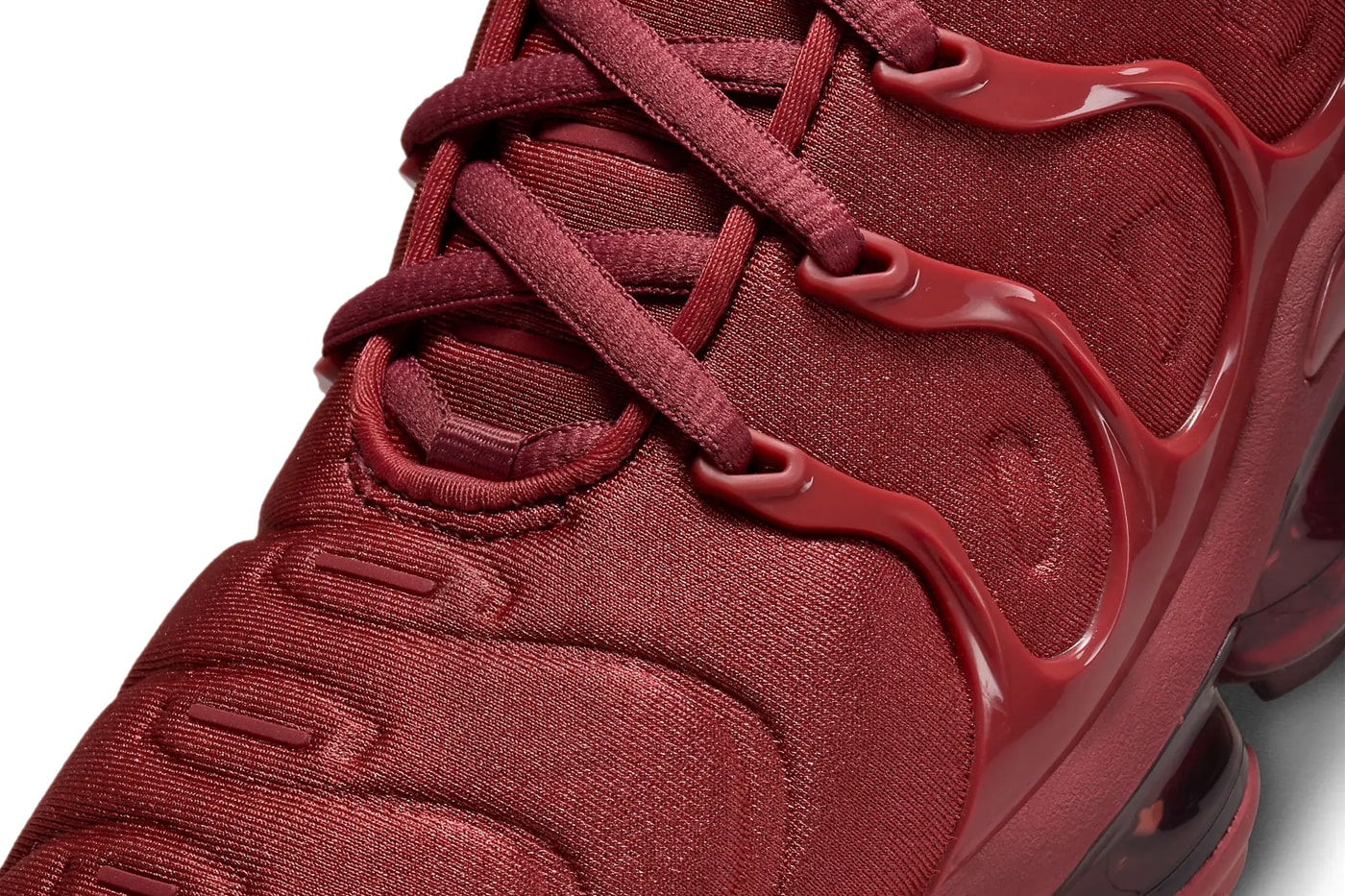 ナイキ エア ベイパーマックス プラスから大胆なオールレッドの新作が登場 Nike Air Vapormax Plus Surfaces in an All-Red Iteration FQ8878-661 Release Info swoosh technical sneaker