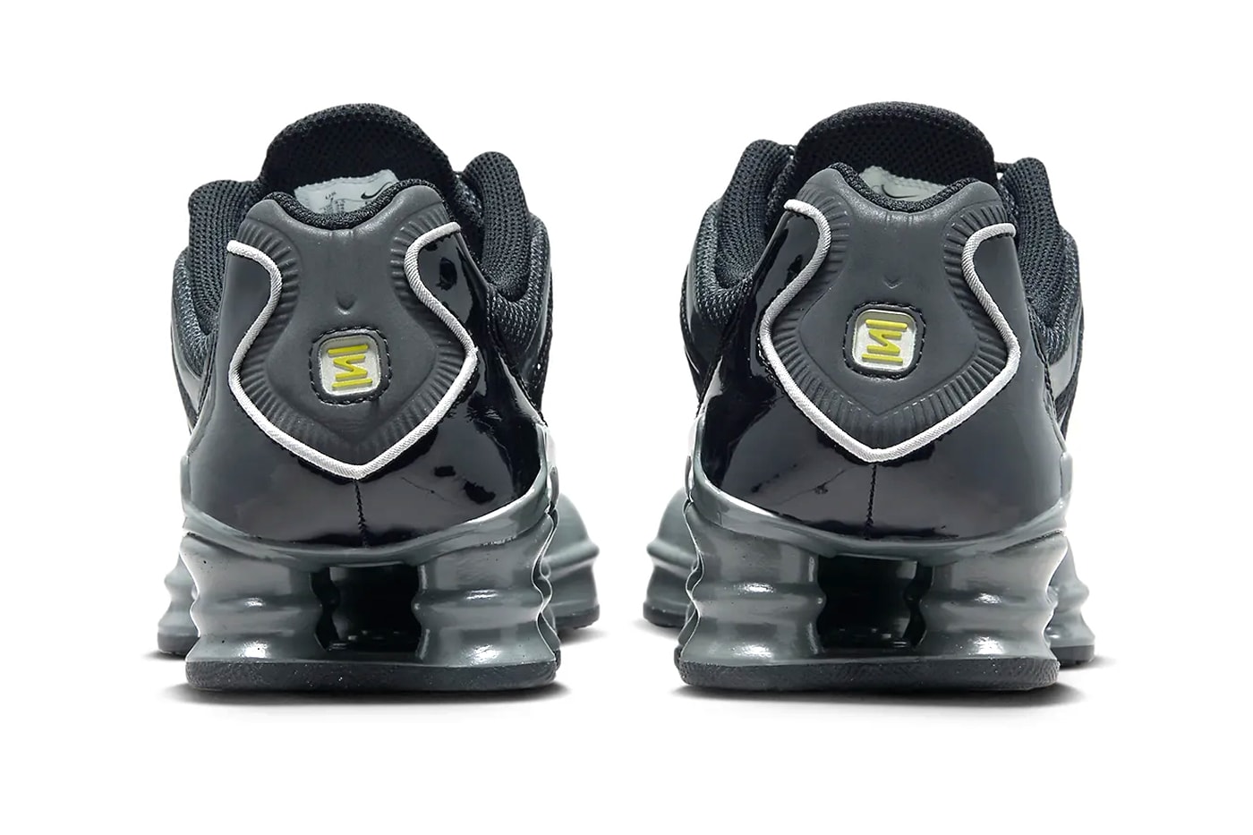 ナイキ ショックス TLから人気カラー “ブラック/グレー”を纏った新作が登場か Nike Shox TL Resurfaces in Sleek "Black/Grey" Colorway FV0939-001 stealthy swoosh technical sneakers martine rose