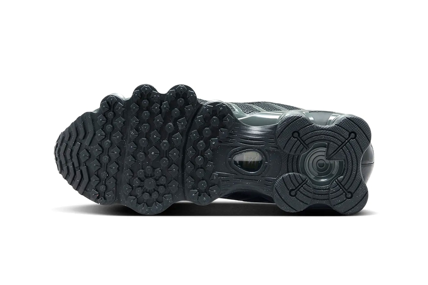 ナイキ ショックス TLから人気カラー “ブラック/グレー”を纏った新作が登場か Nike Shox TL Resurfaces in Sleek "Black/Grey" Colorway FV0939-001 stealthy swoosh technical sneakers martine rose