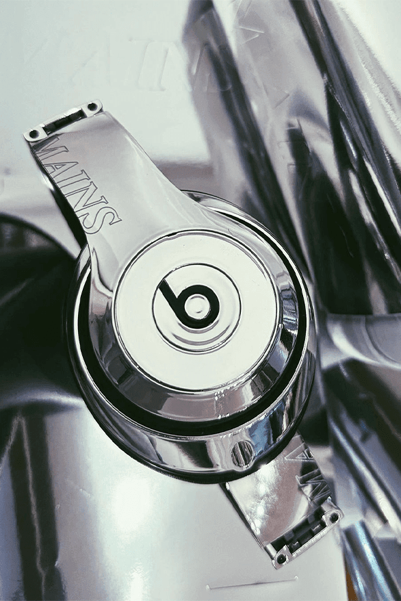 スケプタの手掛けるメインズとビーツのコラボヘッドフォンが登場か Skepta MAINS London Beats Collaboration audio headphone earphone runway show London fashion week