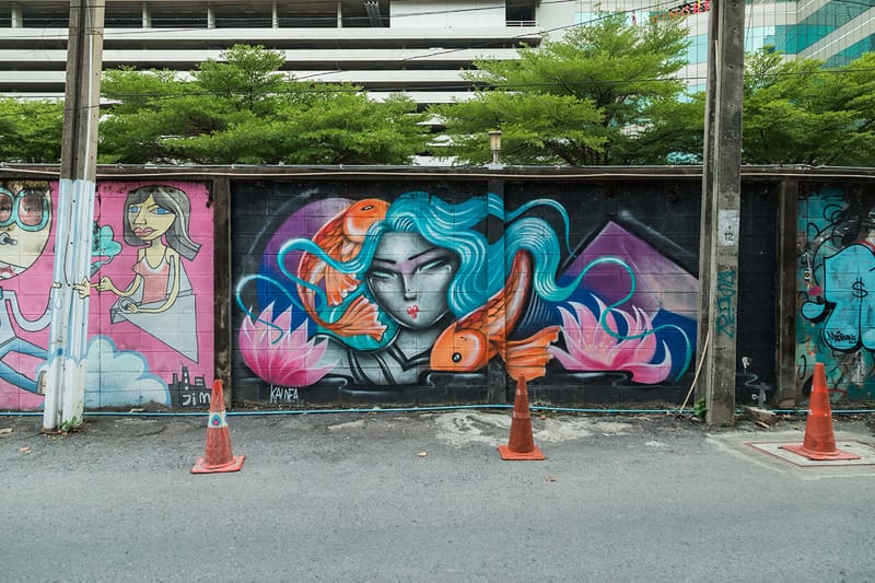 タイバンコクの有名な画家さんの油絵です。 タイの有名女優や幻想的な女性を仏教の世界観を背景に描く画家