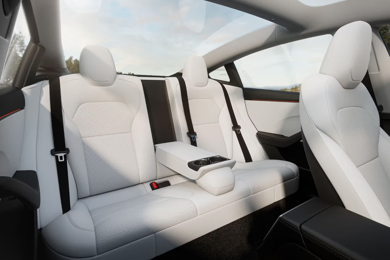 テスラが新型モデル3の全貌を解禁 The 2024 Tesla Model 3 Turns Sleek With a Refreshed Design