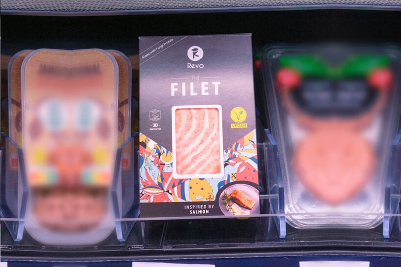 どう見ても本物としか思えない3Dプリント製の代替サーモンが発売 You Can Now Purchase 3D-Printed Salmon vegan revo foods smoked fish vegetarian revo foods mycoprotein omega acid vitamin protein pea tech fish tuna gravlax spread billa supermarket grocery cook made nutrient