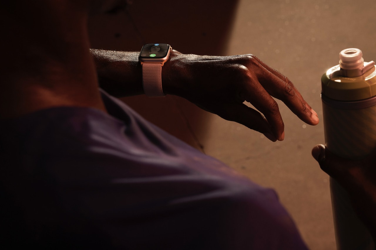 新たなシリコンチップを搭載したアップルウォッチシリーズ9がお披露目 Apple Watch Series 9 New Silicon Chip four core battery life brightness double tap feature siri voice assistant colorways price announcement 
